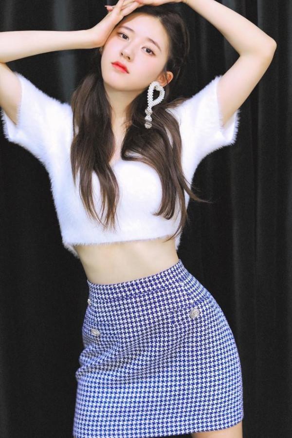 趙露思的“肉肉臉”挺吃香的，穿學院風套裝清純動人，越看越好看