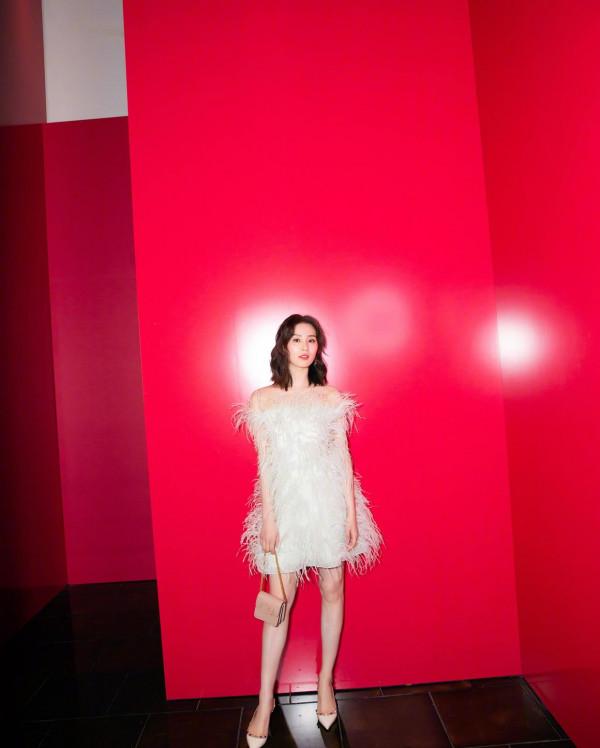 已經當媽的劉詩詩，穿著這身羽毛禮服依舊魅力不減，超有仙女感