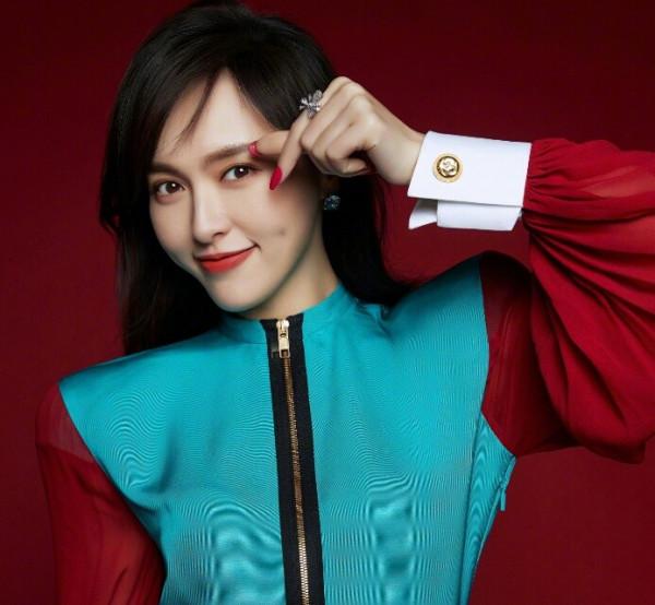 唐嫣主持東方衛視春晚，導演玄江南發文質疑：她有沒有主持人證？