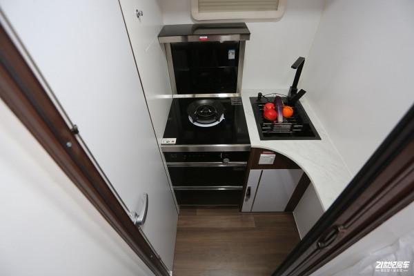 48V能源供給/大空間/水電的房車 法美瑞海角7號後廚房版頗具實力 48V能源供給/大空間/水電的房車 法美瑞海角7號後廚房版頗具實力