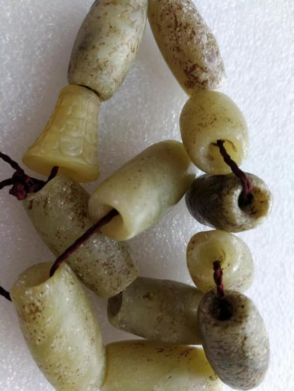 一條老管形青玉串