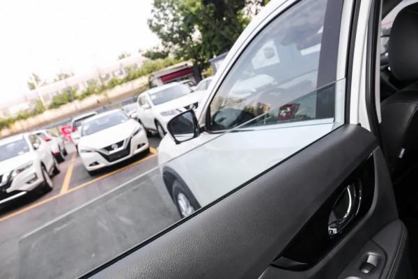 奇駿後排車窗只能收進去三分之二怎麼回事？