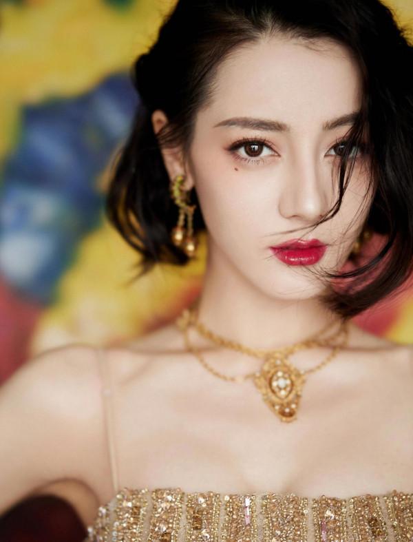 迪麗熱巴：明豔大美人