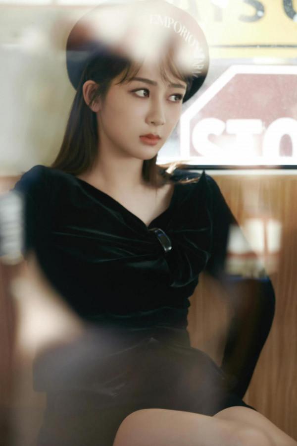 楊紫，貝雷帽，黑色連衣裙，又是美美的一天