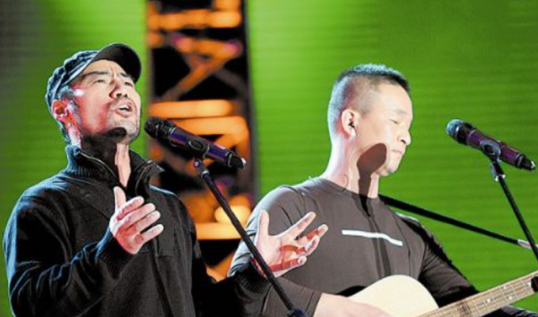 旭日陽剛落魄街頭擺攤,賣力演唱無人理,唱汪峰名曲被嘲沒錢了 旭日陽剛落魄街頭擺攤,賣力演唱無人理,唱汪峰名曲被嘲沒錢了