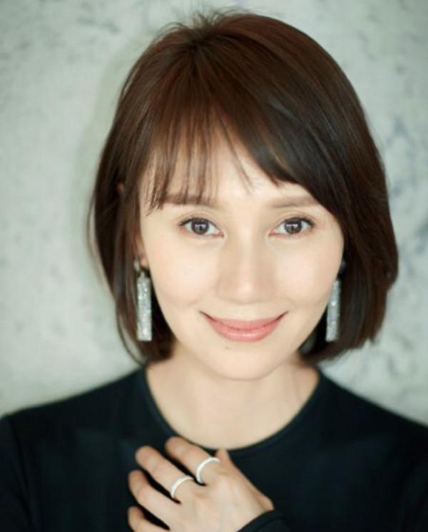 臉上有這3個特徵更適合留劉海，看袁泉就知道，紮起頭髮有些顯老