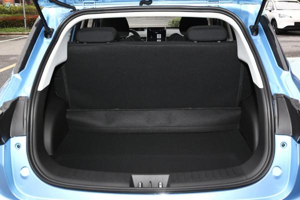 低價SUV，門檻5.99萬、最大續航401km，哪吒V適合家庭代步嗎？