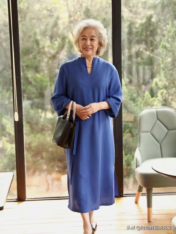 60歲的女人，這才是你該有的打扮！膝下裙+平底鞋，誰見都誇年輕