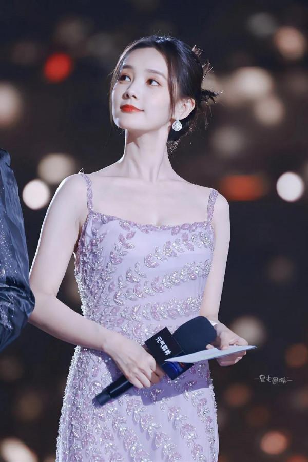 李一桐一身紫色冰雪群，笑容甜美，一顰一笑一舉一動都能扣人心絃