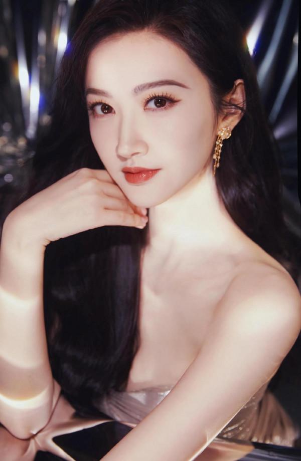 景甜～時尚先生紅毯亮相，金屬感修身長裙好美