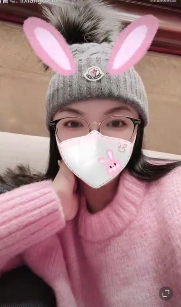 李湘離婚後人都變年輕了！穿粉毛衣難得少女一回，還戴鴿子蛋炫富