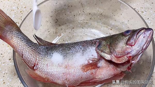 鱸魚新吃法，不加一滴水，不蒸不炸，肉質鮮嫩入味，下飯不發腥