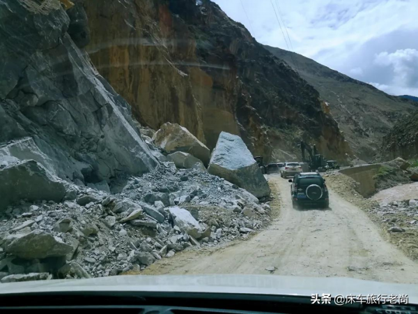 西藏新疆環遊第六站-雲霧中天路72拐好美，怒江大峽谷堵車真危險