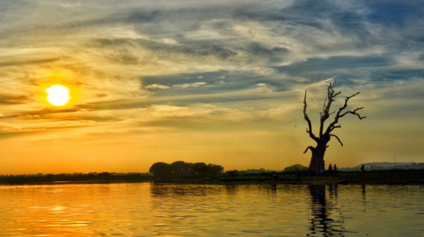 「原創詩詞」三人行 |​ 昨夜夢中春去急 枕溼 愁煙又染小山眉