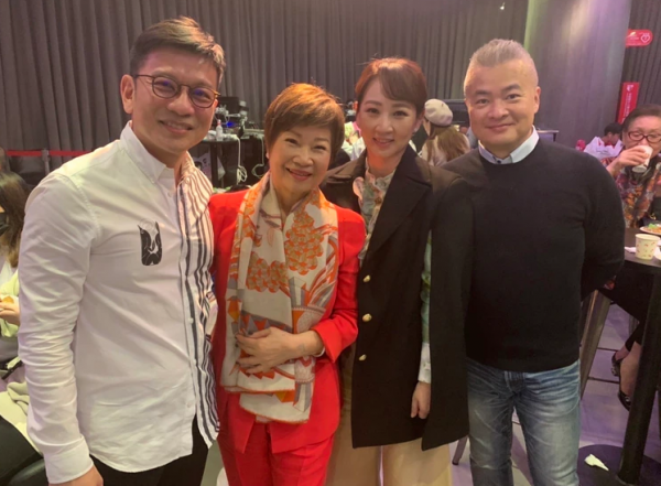 富士康7歲千金登臺表演,全家到場支援,71歲老爸贊其有大將之風 富士康7歲千金登臺表演,全家到場支援,71歲老爸贊其有大將之風