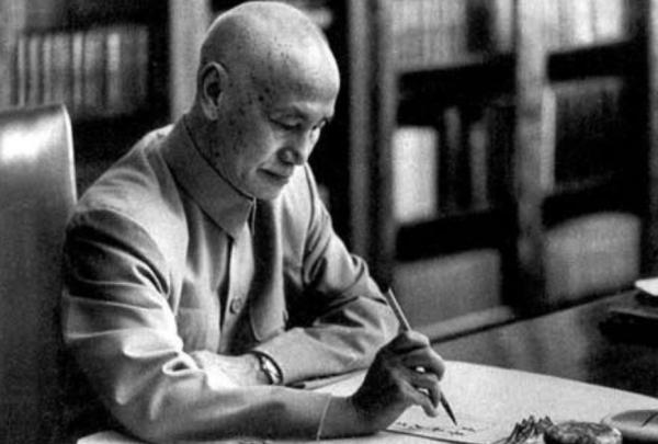 重慶談判前，毛主席李克農設下一計，讓老蔣大罵：中統軍統是飯桶