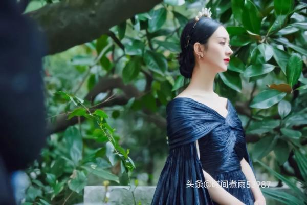 趙麗穎桌布：你咋就那麼迷人呢，不僅佔了我的記憶體還佔據了我的心