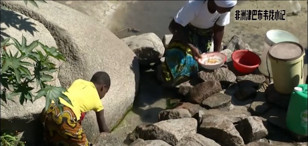 非洲有多缺水？每天步行6小時，凌晨3點就在河溝排隊取水