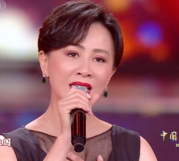 國慶晚會明星造型：劉嘉玲美豔開場，朱一龍寸頭獻唱，劉濤甜美