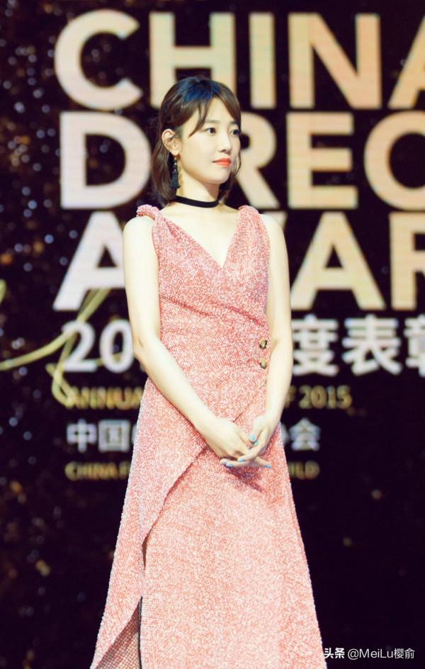 白百何自信的笑容真美，氣質靈動，迷人有魅力