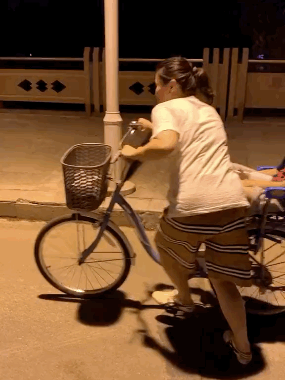 這張老照片只認得出成龍和賈玲，其他兩個是誰？