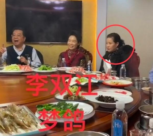 82歲李雙江飯桌上開嗓!妻子夢鴿一旁鼓掌,唱功卻遭網友吐糟 82歲李雙江飯桌上開嗓!妻子夢鴿一旁鼓掌,唱功卻遭網友吐糟