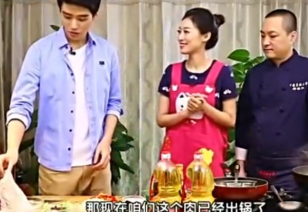 網友曬出龔俊早年做菜影片,臉帶嬰兒肥好青澀,頭髮濃密羨煞網友 網友曬出龔俊早年做菜影片,臉帶嬰兒肥好青澀,頭髮濃密羨煞網友