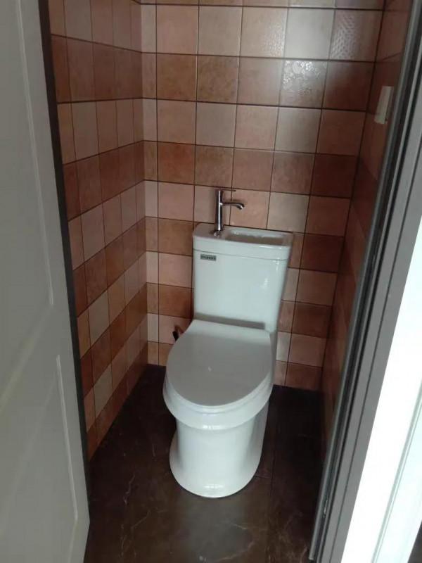 衛生間裝馬桶過時了，學年輕人這麼做，整潔美觀省空間，太機智了