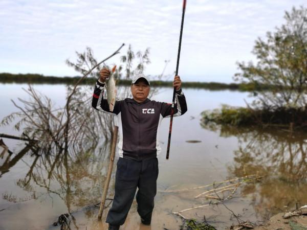 我本來想著搶在洪峰前釣釣魚，沒成想差點沒走出來……