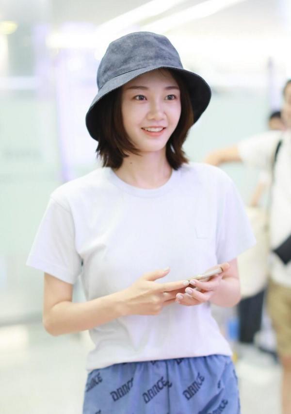 苗苗真的越看越“大氣”，穿T恤配印花褲也高階，這氣質太養眼了