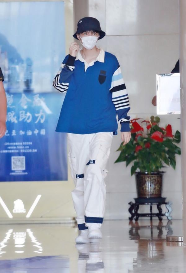 王俊凱參加文聯百花春晚的路透曝光，穿咖色羽絨服好暖和，真低調