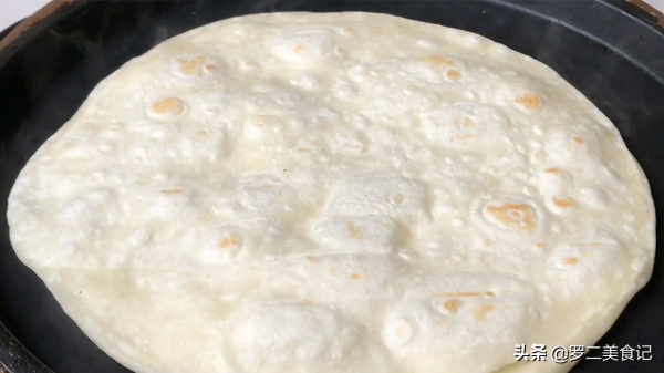 30秒快手烙餅做法，不加一滴油，個個鼓大泡，柔軟筋道，卷啥都行
