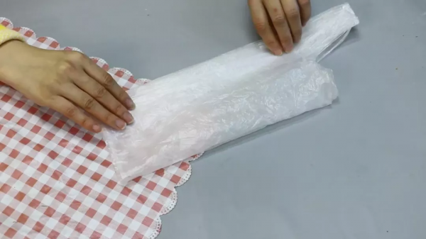神一樣的塑膠購物袋收納法,再也不怕塑膠袋把家裡弄得亂糟糟 神一樣的塑膠購物袋收納法,再也不怕塑膠袋把家裡弄得亂糟糟