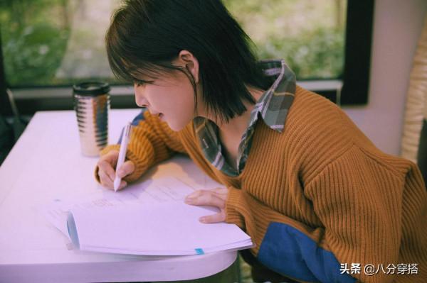 殷桃真是優雅到骨子裡了,穿V領禮服華麗高貴,扎丸子頭更顯俏皮 殷桃真是優雅到骨子裡了,穿V領禮服華麗高貴,扎丸子頭更顯俏皮