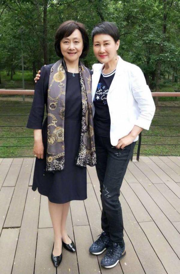 71歲黃梅瑩穿T恤碎花褲,看到了真實老人的打扮,比趙雅芝優雅 71歲黃梅瑩穿T恤碎花褲,看到了真實老人的打扮,比趙雅芝優雅