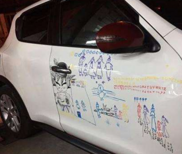 特斯拉車身被塗鴉,車主一臉無奈:打不得罵不得,她開心就好 特斯拉車身被塗鴉,車主一臉無奈:打不得罵不得,她開心就好