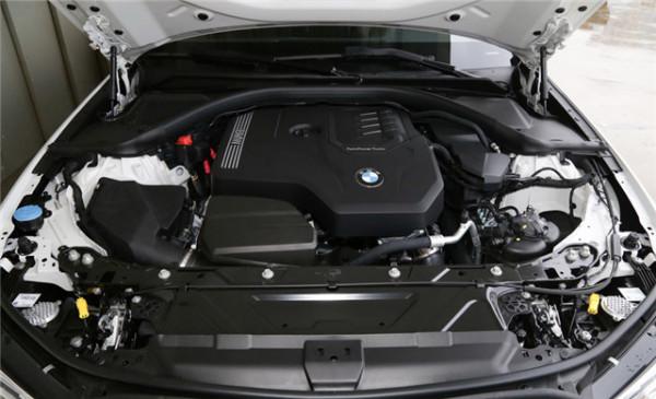 體驗寶馬3系320i 運動套裝版,配2.0T+8AT,空間夠用,外觀漂亮 體驗寶馬3系320i 運動套裝版,配2.0T+8AT,空間夠用,外觀漂亮