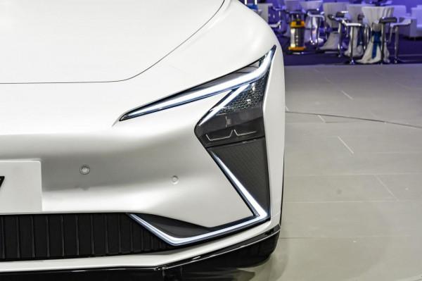 智己L7：年輕人的座駕，配前後獨懸，百公里提速3&period;9秒