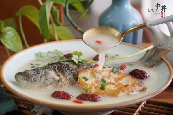 冬天煮鯽魚湯時，記得多加3樣食材，驅寒又營養，味道也更鮮了