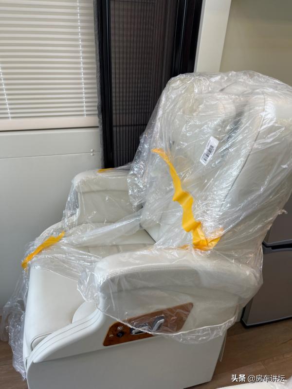 外觀沉穩低調,內飾出口工藝搭配航空座椅即豪華更舒適 外觀沉穩低調,內飾出口工藝搭配航空座椅即豪華更舒適