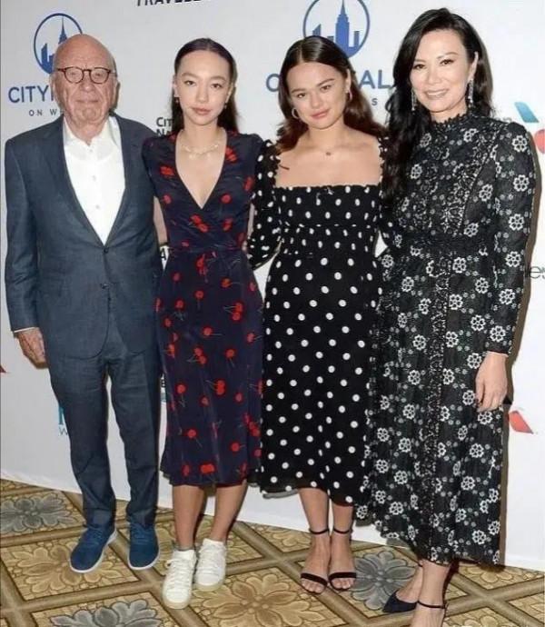 鄧文迪現身億萬富豪夏令營,穿緊身褲打扮幹練,難得淡妝氣質飛昇 鄧文迪現身億萬富豪夏令營,穿緊身褲打扮幹練,難得淡妝氣質飛昇