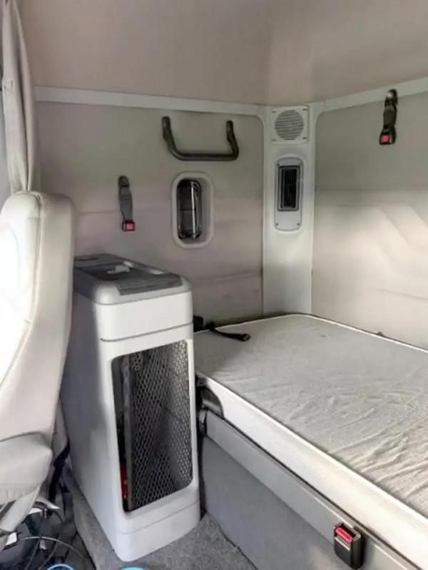 拍賣：美國FBI的主要指揮工具之一&mdash;&mdash;27噸的移動指揮中心卡車