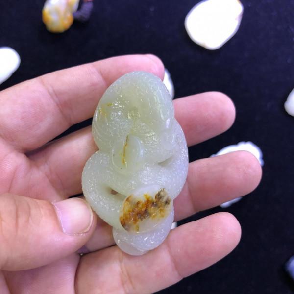 新疆和田玉原石灑金黃皮黑皮三色白玉籽料 俏雕小把件 大掛件 蛇 新疆和田玉原石灑金黃皮黑皮三色白玉籽料 俏雕小把件 大掛件 蛇