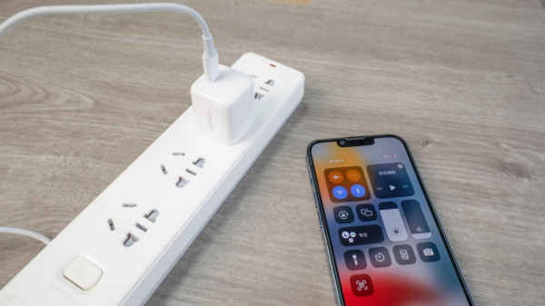 當iPhone 13​恢復​贈送充電頭和耳機,網友:呃,還是別送了吧 當iPhone 13​恢復​贈送充電頭和耳機,網友:呃,還是別送了吧