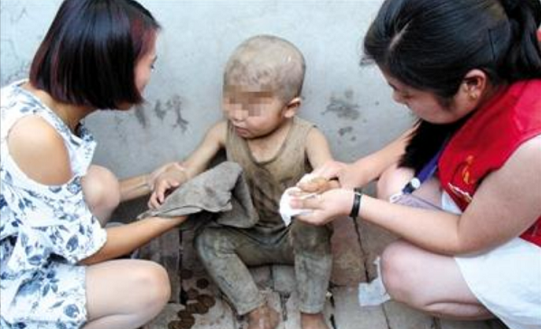 六歲男童不會說話，從小在豬圈長大，鄰居：不是孤兒，有父母的