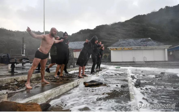 O2頂兒被掀&sol;核電站煙囪塌了！30年英國最強暴風雨Eunice來了