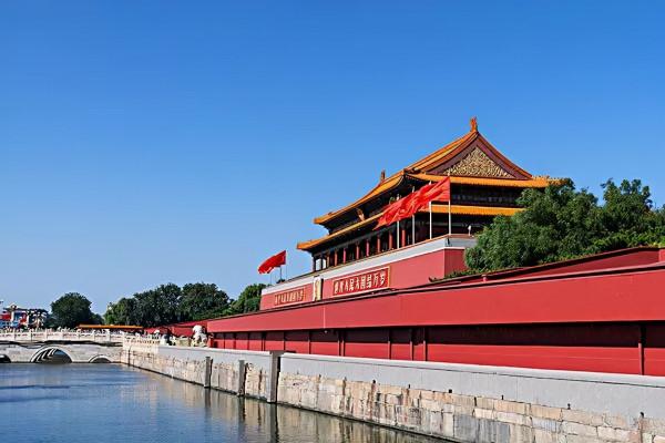 安徽老漢異鄉餵馬8年,直到中央派專車請走,村民才知其身份不簡單