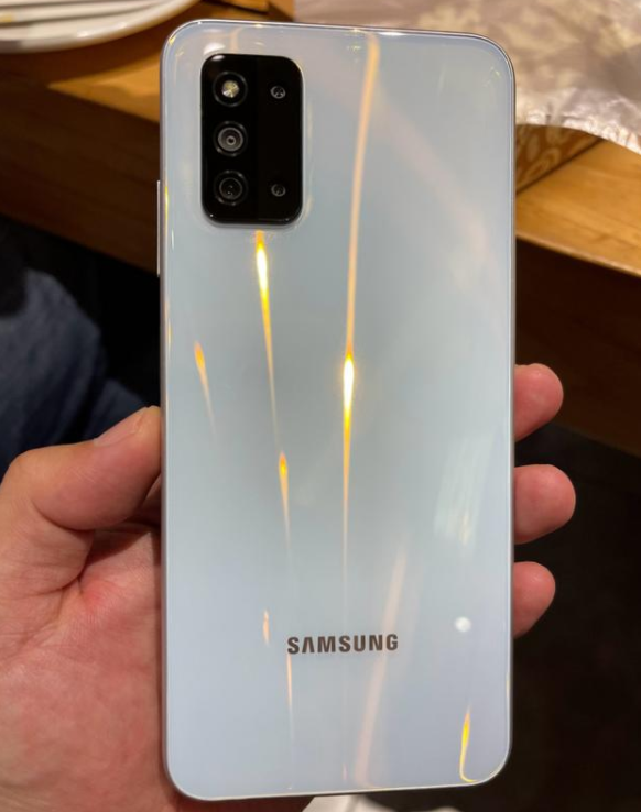 6&period;6英寸&plus;大屏！三星GalaxyF52採用一體化設計