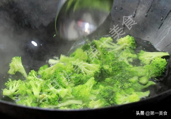 冬季天寒地凍，容易滑倒，推薦多吃這5種“高鈣”食物，強筋健骨