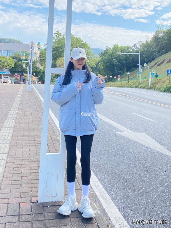 最近火了一種穿法叫：“襪子裹鯊魚褲”，保暖又顯瘦，明星都上頭